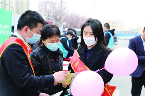山东国寿工作人员向市民宣讲保险知识